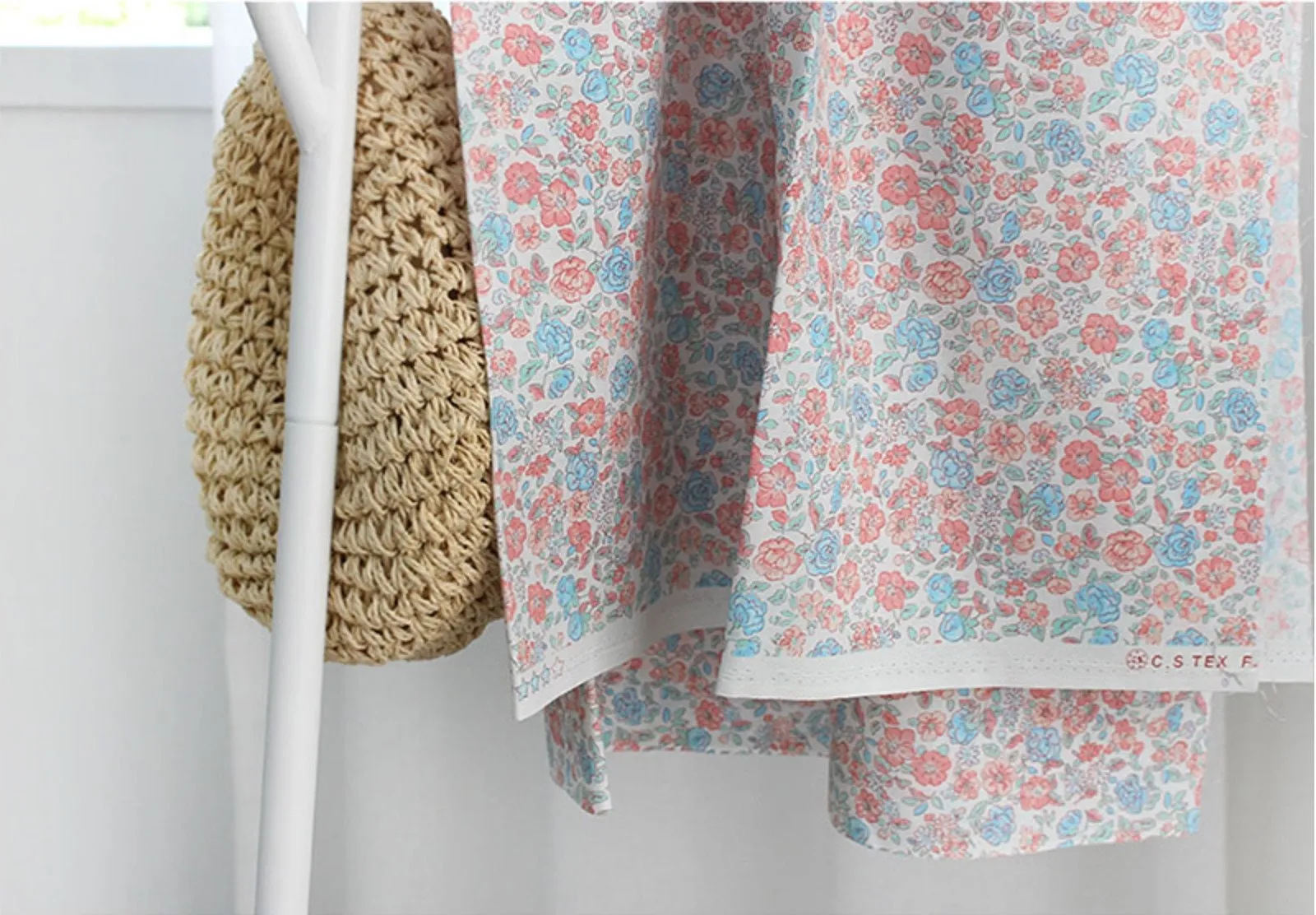 Little Roses Cotton Fabric - In 4 Colors - Quality Korean Fabric By the Yard / 54777
