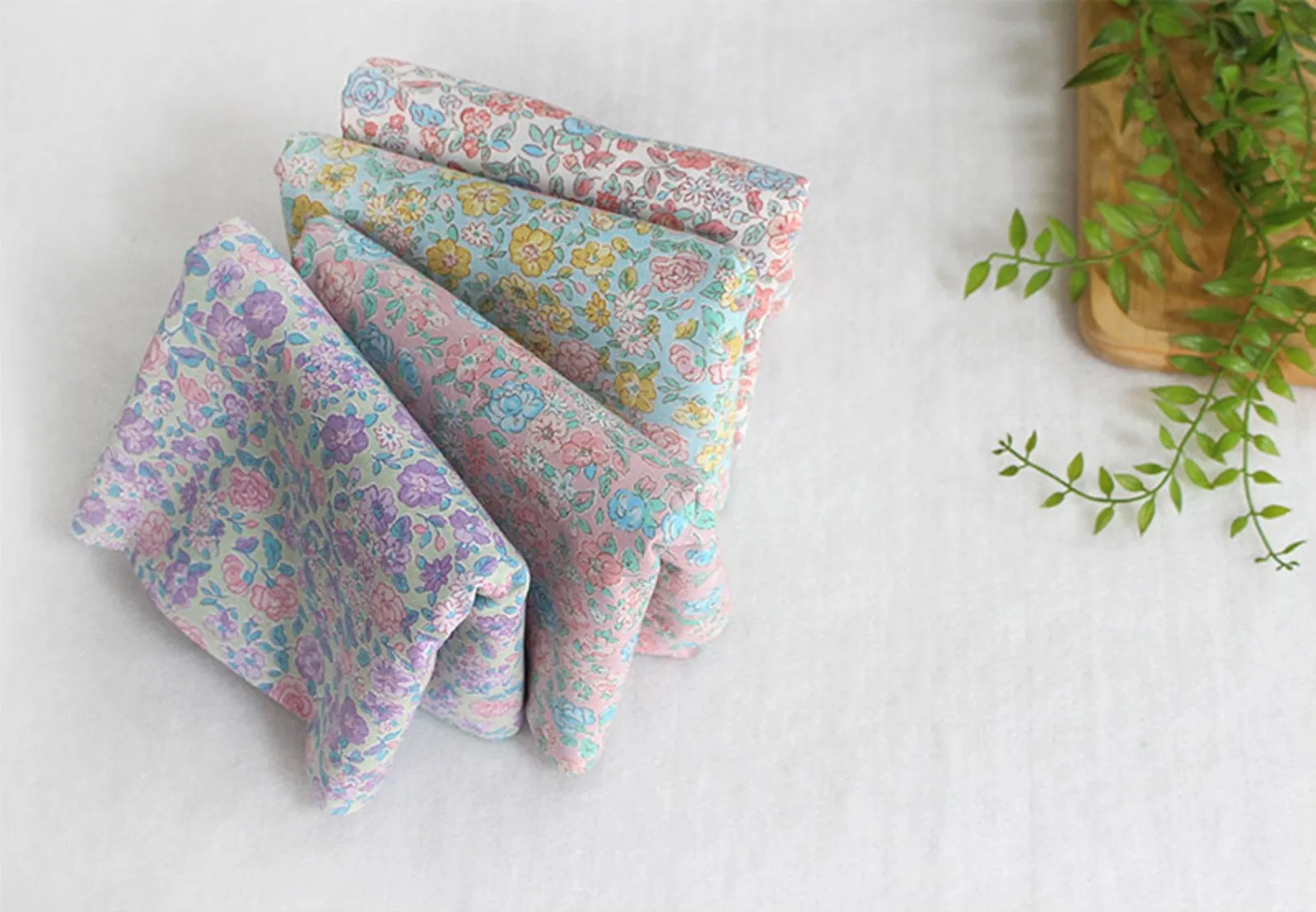 Little Roses Cotton Fabric - In 4 Colors - Quality Korean Fabric By the Yard / 54777