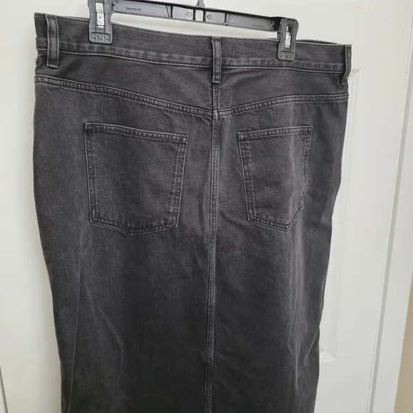 Madewell Black Raw Hem Mid Rise Denim Midi Skirt