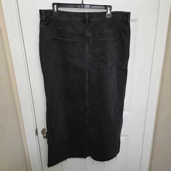 Madewell Black Raw Hem Mid Rise Denim Midi Skirt