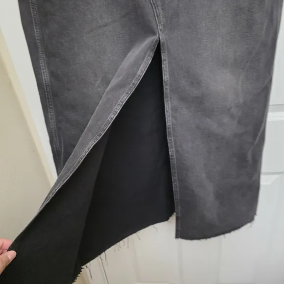 Madewell Black Raw Hem Mid Rise Denim Midi Skirt
