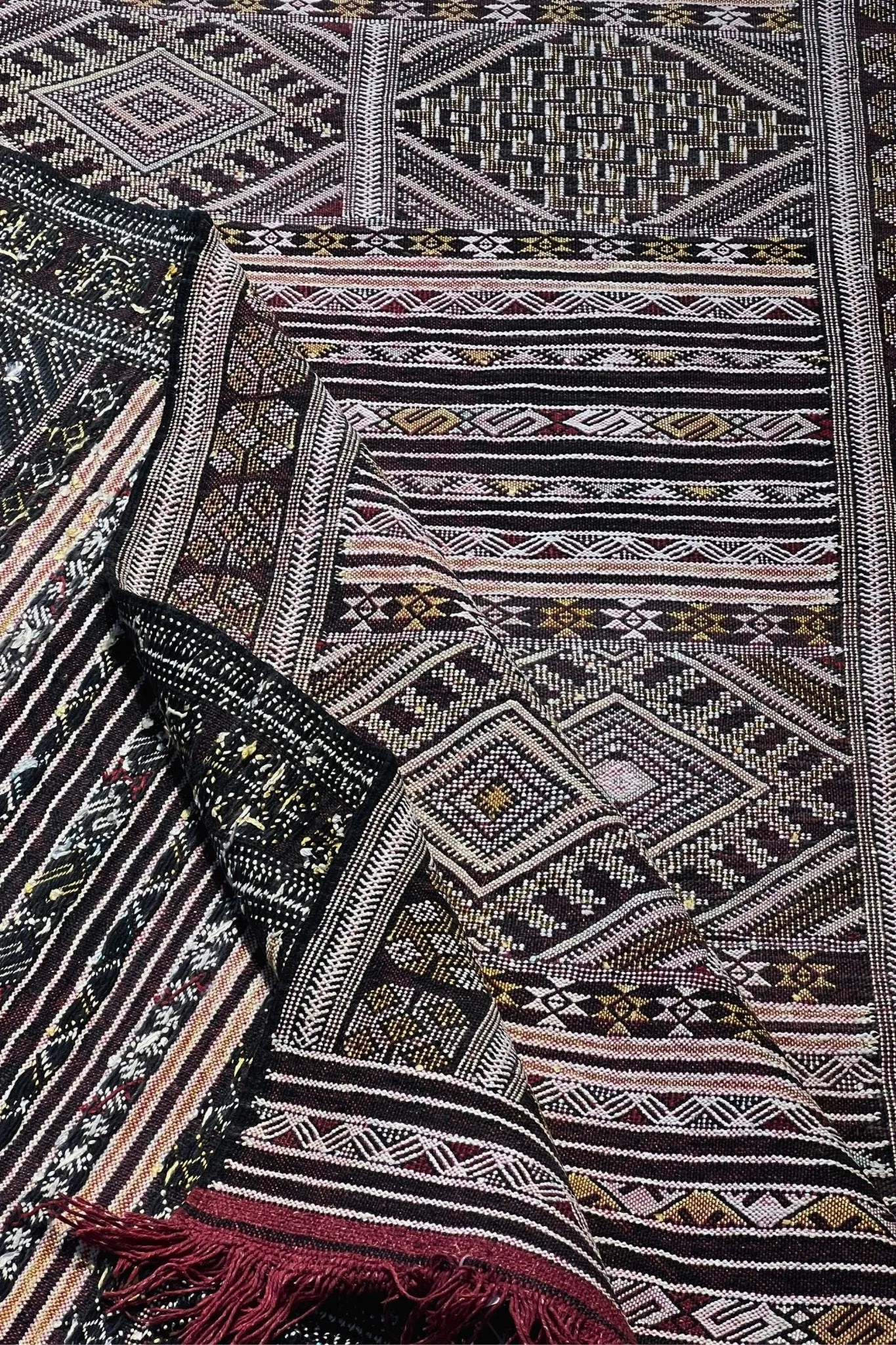 Moroccan area rug from Tifelt, Vegetable silk fabric, 5'1" x 7'5" or 156 cm x 227 cm