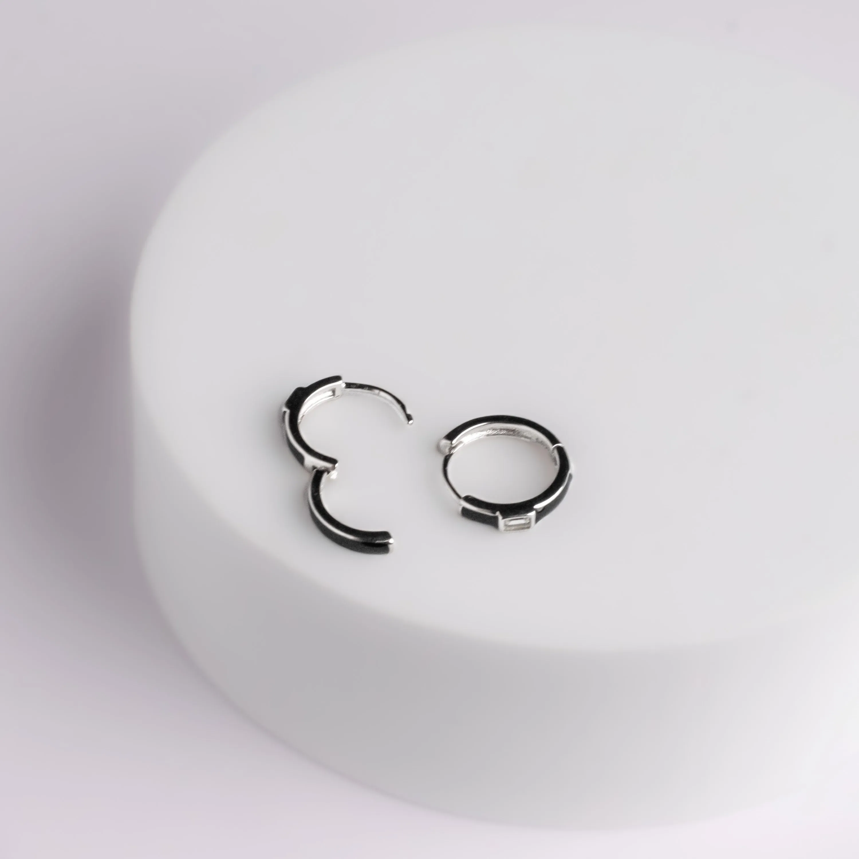 Poppy black huggies earrings