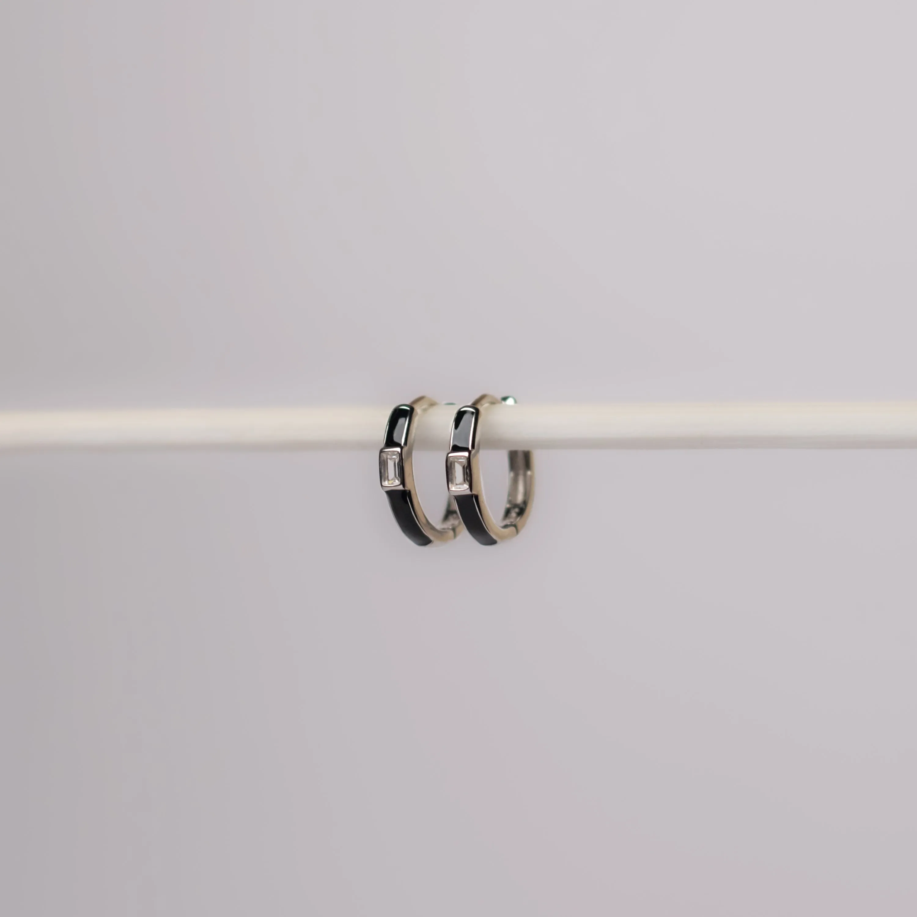 Poppy black huggies earrings
